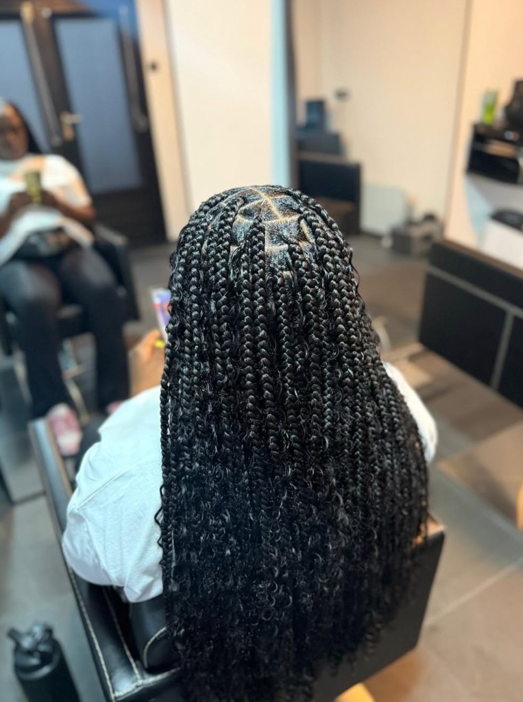 Bohemian box braids met geometrisch parting