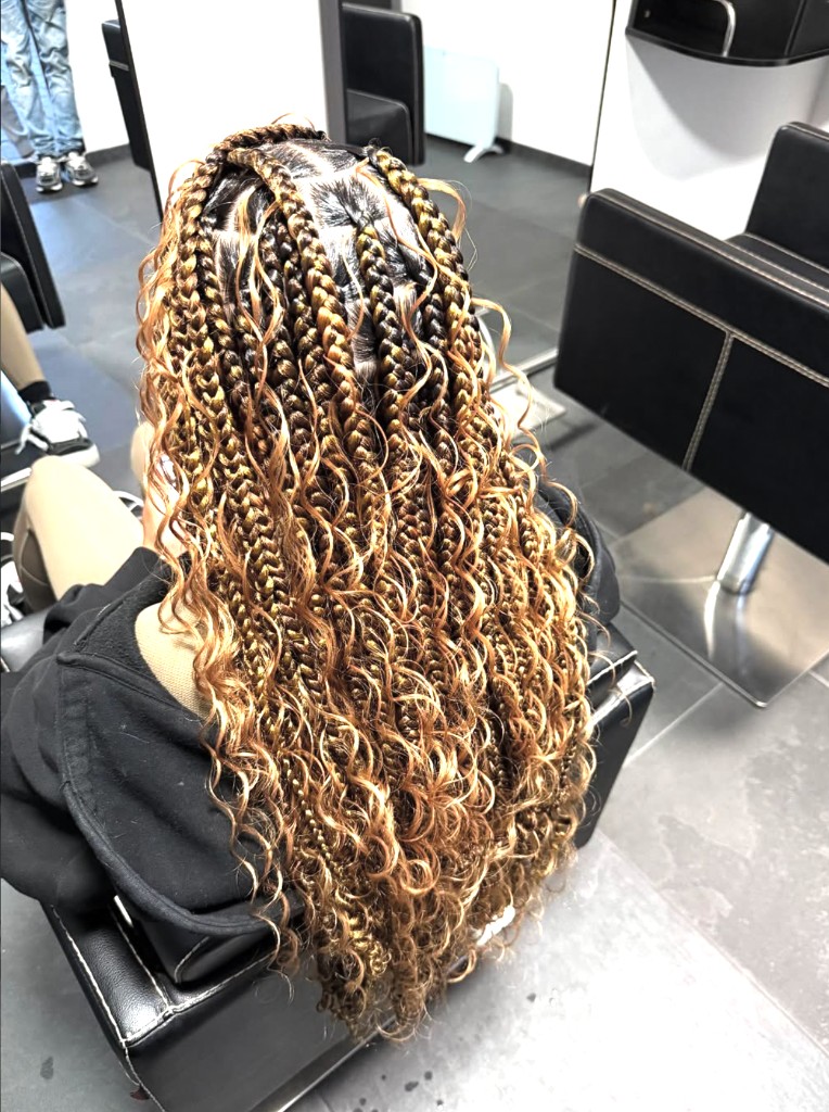 Box braids met highlights en krullende lengtes