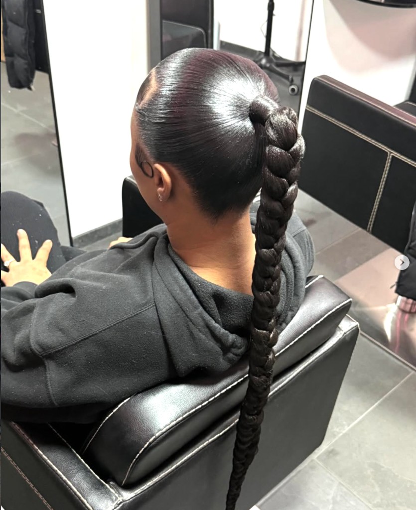 Lang haar in een strakke hoge staart met lange vlecht